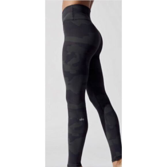 Alo Yoga HIGH-WAIST CAMO VAPOR
LEGGING - Black Camouflage Size XS / Excellent - Picture 4 of 8